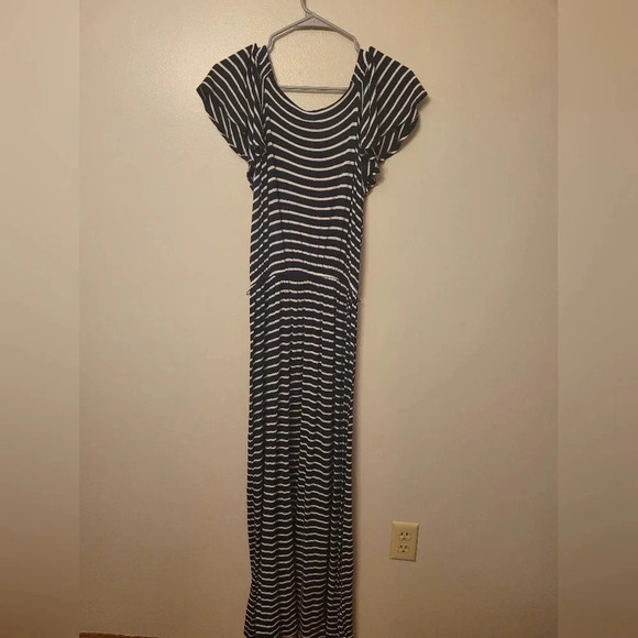 Bobeau MATERNITY dress. Navy blue and white strips. Size medium LOT J - Picture 4 of 4